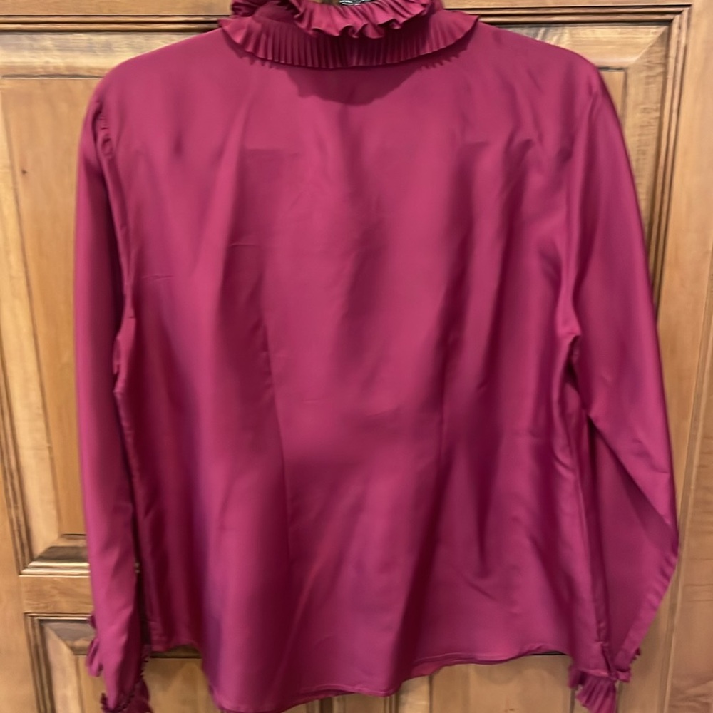 Soft surroundings 100% silk long sleeve blouse  ruffled collar & covered buttons - Picture 6 of 7